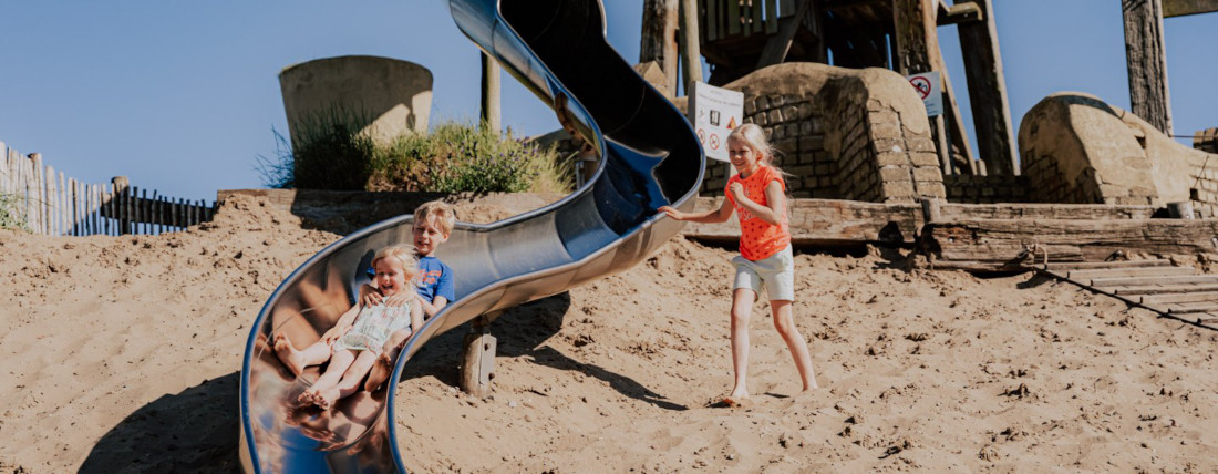 Großer Außenspielplatz und Wasserspielplatz
