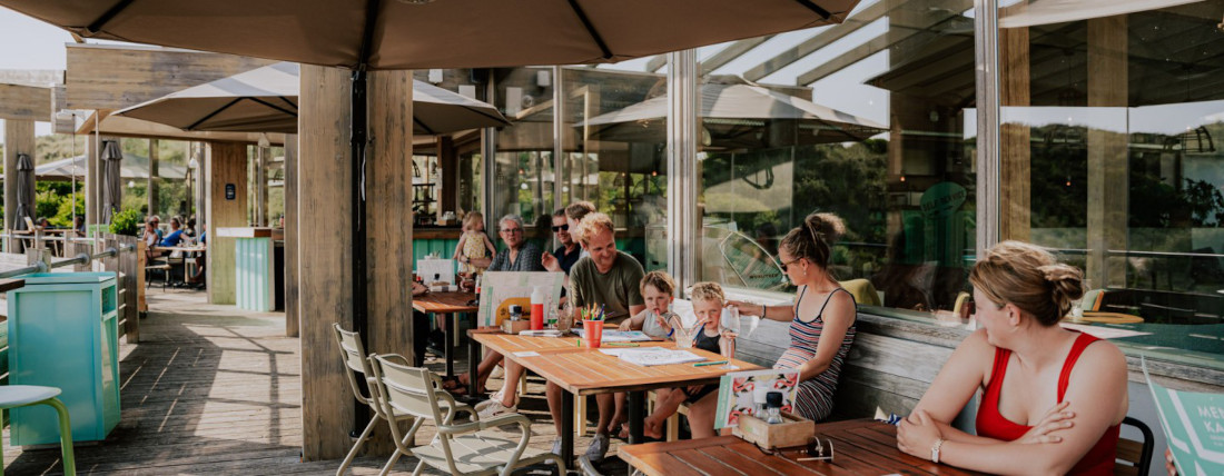 Restaurant und Außenterrasse mit Blick auf den Spielplatz